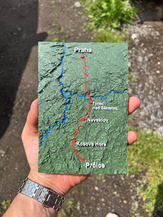 3D mapa trasy pochodu Praha-Prčice, detailní reliéf krajiny s vyznačenými body