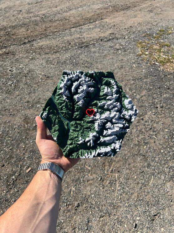 Šestiúhelníkový 3D model pohoří Dolomity, detailní struktura skalnatých vrcholů, Mapa k zásnubám