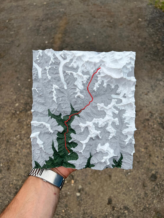 Plastická 3D mapa treku do Everest Basecampu v Nepálu, bílé ledovcové štíty a údolí