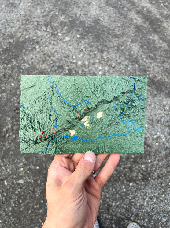 3D tištěná mapa 32 vrcholů Krušných hor, zelený reliéf s modrými toky řek