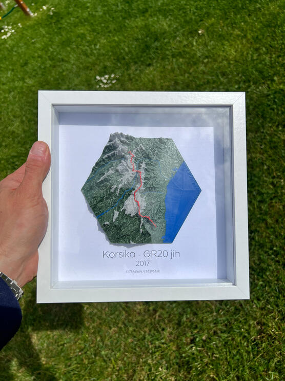 3D mapa Korsiky jako obraz, šestiúhelníkový model v hlubokém bílém rámu