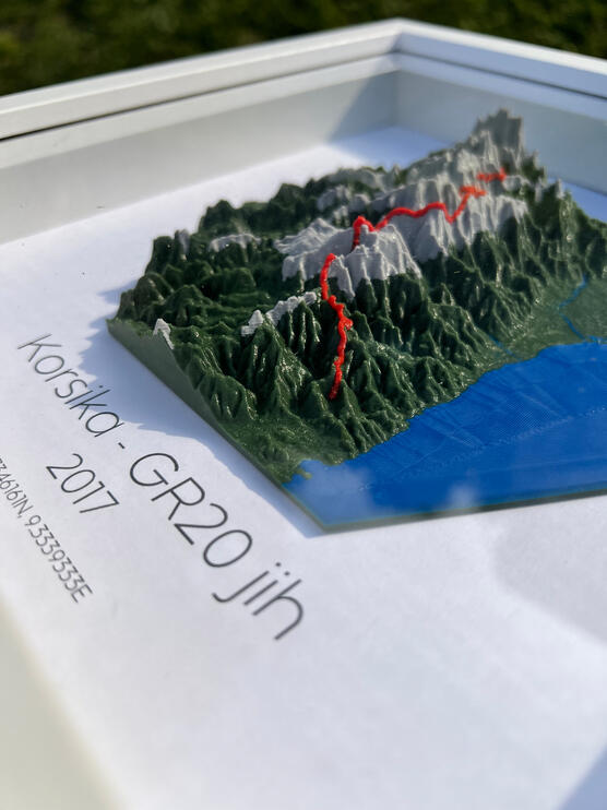 Detailní pohled na 3D reliéf Korsiky, trasa GR20 jih, bílý rám s popiskem