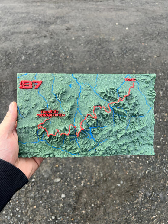 3D mapa závodu Beskydská sedmička, zelený reliéf Beskyd s červenou trasou B7