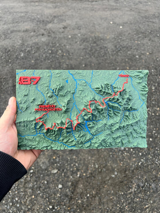 3D mapa závodu Beskydská sedmička, zelený reliéf Beskyd s červenou trasou B7
