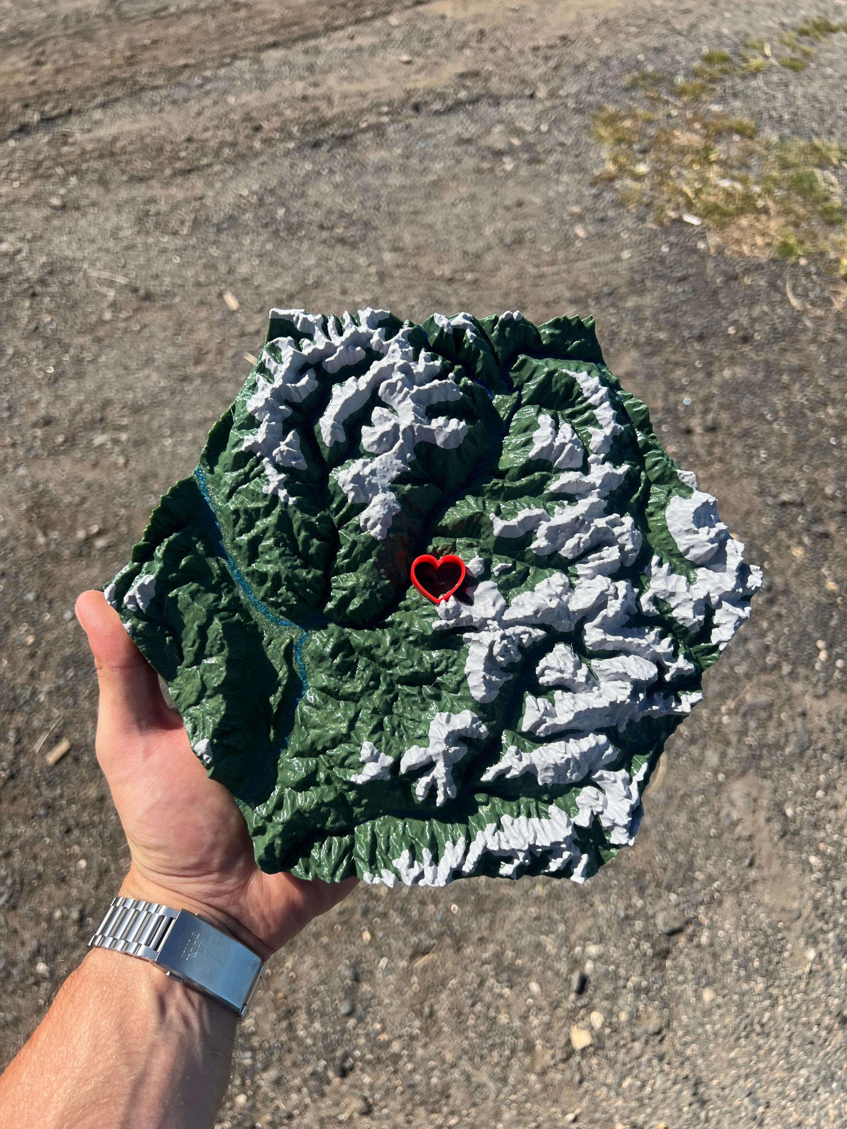 Vysněné místo zásnub v Italských Dolomitech Hexagonální tištěná 3D mapa uprostřed se srdíčkem značícím místo pro zásnuby v Italských Dolomitech